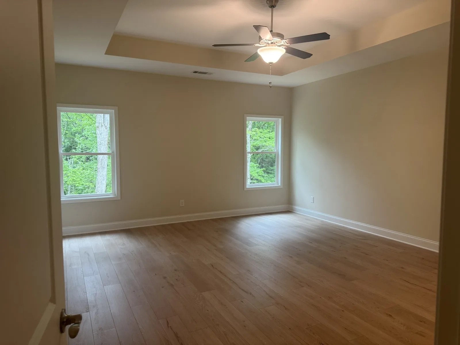 100 Diane Court &mdash; primary bedroom with tray ceiling