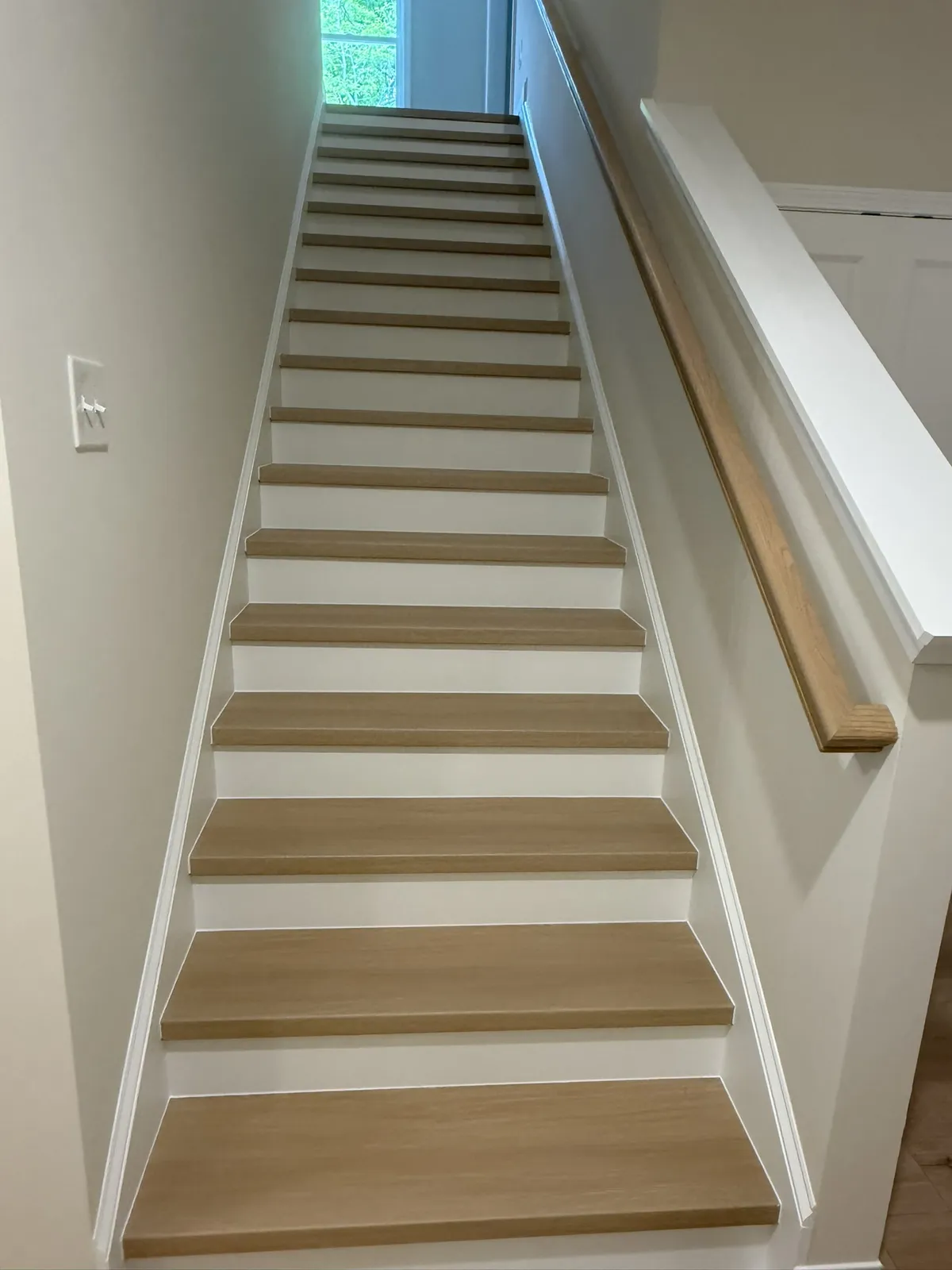 100 Diane Court &mdash; staircase